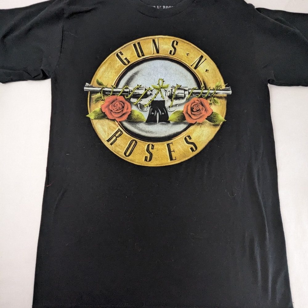 Guns N' Roses Band Tee Featuring Guns and Roses Graohics Small